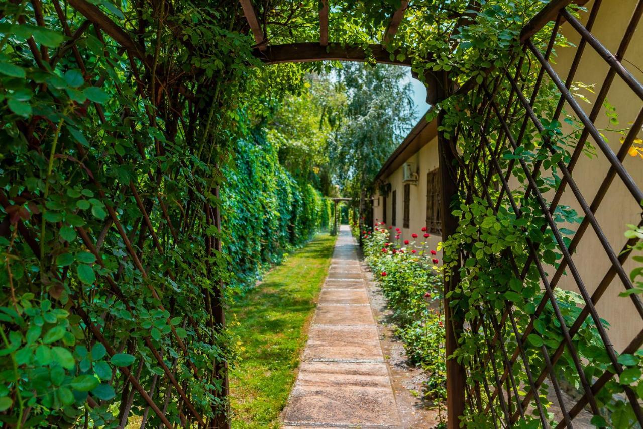 Gоlden Dragon Villa Hotel Bishkek Bagian luar foto